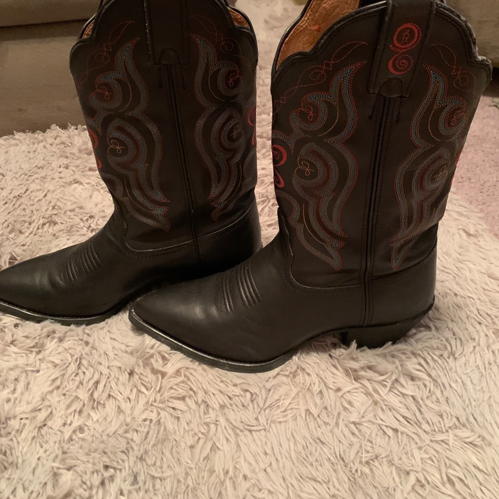 My Black with Red & Tiny White Designs ,Well taken Care Of ! Size 8R